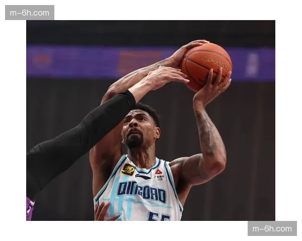 米奇14篮板6助攻全面表现 青岛队内线策应因技术型中锋而丰富 米奇14篮板6助攻全面表现 青岛队内线策应因技术型中锋而丰富